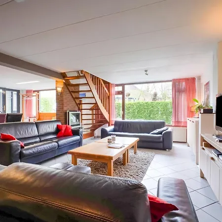 Spacious Group Getaway With Garden, Cleaning Included