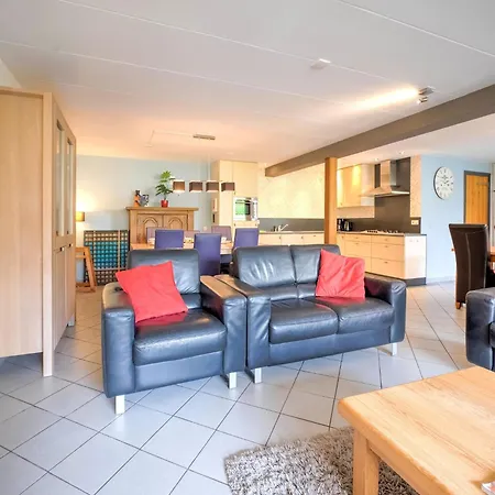 Spacious Group Getaway With Garden, Cleaning Included *