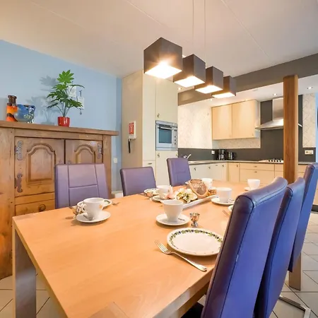 Spacious Group Getaway With Garden, Cleaning Included